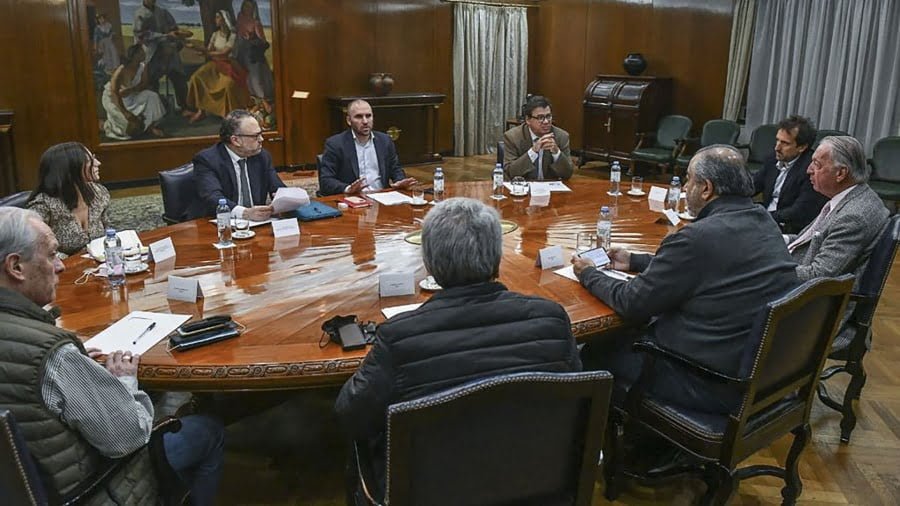 
El primer encuentro se produjo la semana pasada tras una convocatoria formulada por el presidente Alberto Fernández para establecer una mesa de diálogo y concertación social