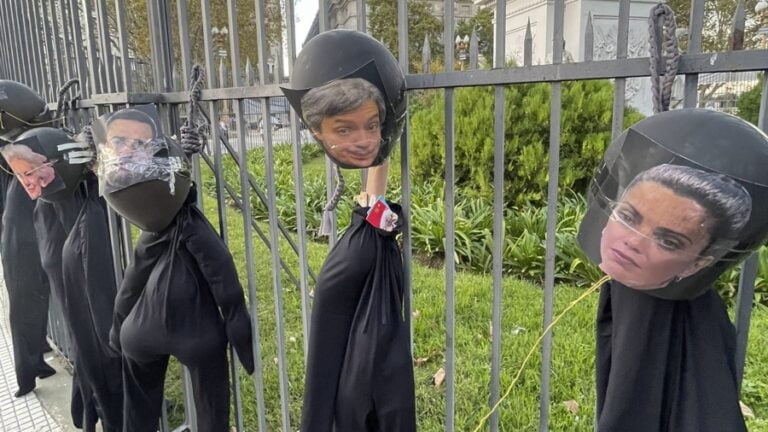 En la marcha del sbado colgaron muecos con sogas simulando ahorcamientos