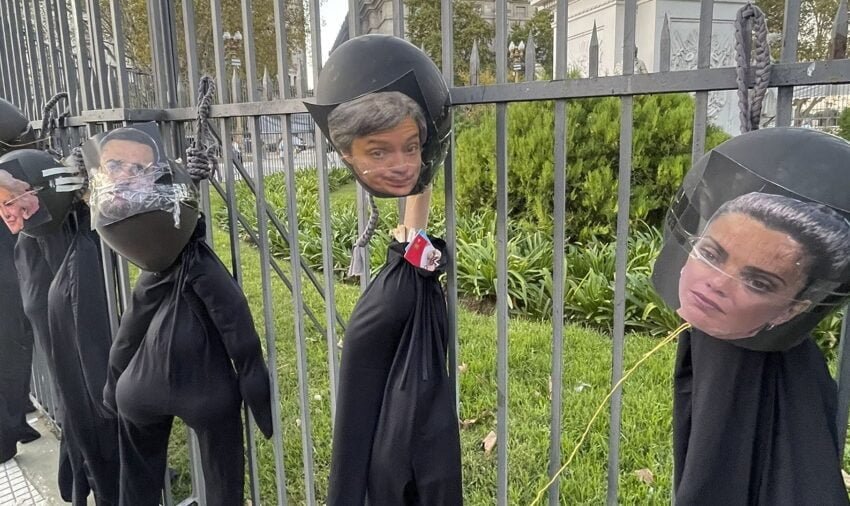 En la marcha del sbado colgaron muecos con sogas simulando ahorcamientos