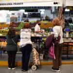 El Gobierno busca evitar un desplome en el poder de compra de los salarios por la aceleración inflacionaria (REUTERS)