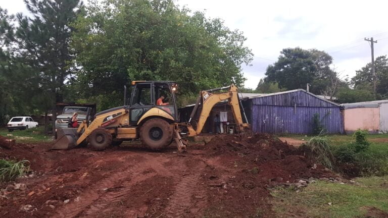 Empresa constructora facilitó retroexcavadora para abrir acceso al cuartel de Bomberos Voluntarios