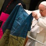 El Papa mostró y besó una bandera de Ucrania que le había regalado un amigo suyo el día anterior (Gentileza AFP.