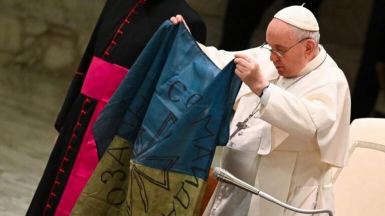 El Papa mostró y besó una bandera de Ucrania que le había regalado un amigo suyo el día anterior (Gentileza AFP.