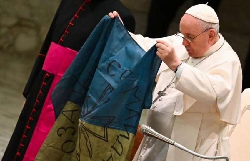 El Papa mostró y besó una bandera de Ucrania que le había regalado un amigo suyo el día anterior (Gentileza AFP.