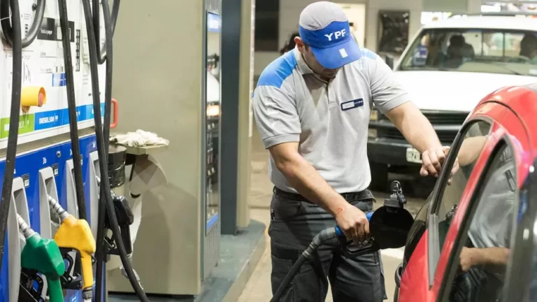 YPF anunció que reforzó envío de gasoil a sus estaciones