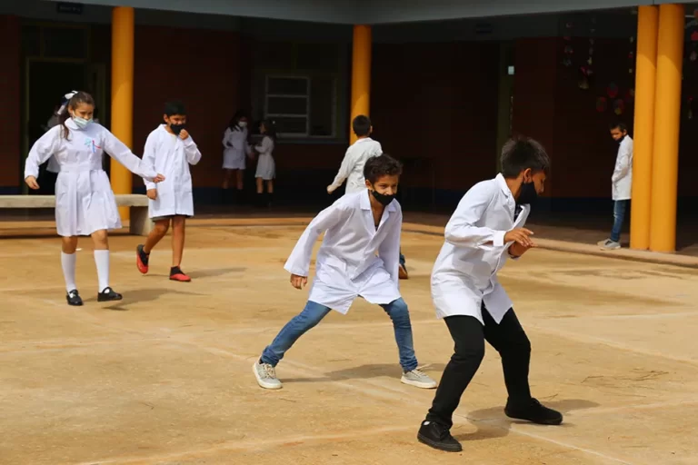 Extender una hora de clases dispara el debate sobre calidad y logística