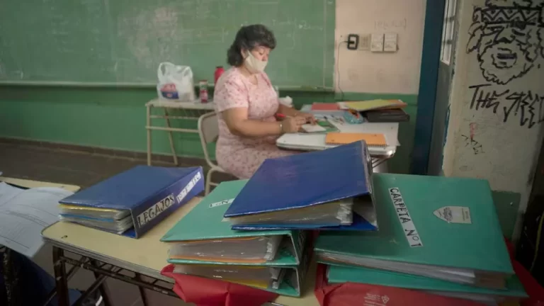 Gobierno y docentes se reúnen para revisar los salarios