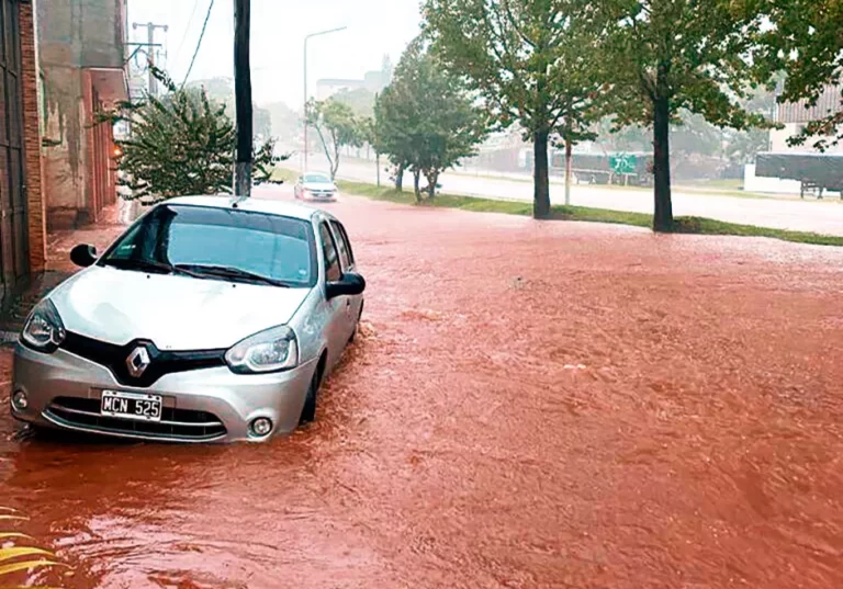 Calles anegadas y caminos cortados por las intensas lluvias