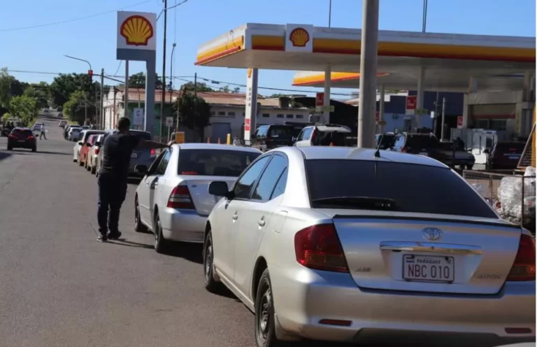 Largas filas en estaciones de servicio posadeñas en este Jueves Santo