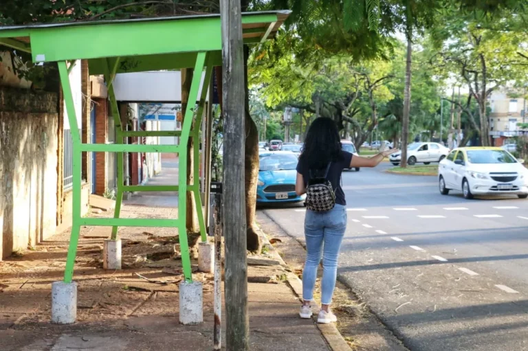 Pasajeros sorprendidos y otros que optan por traslado particular en el primer día del paro de colectivos