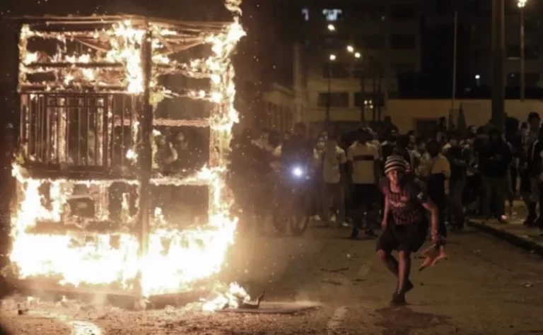 Violentos disturbios en Perú dejaron unos 25 policías heridos en Lima