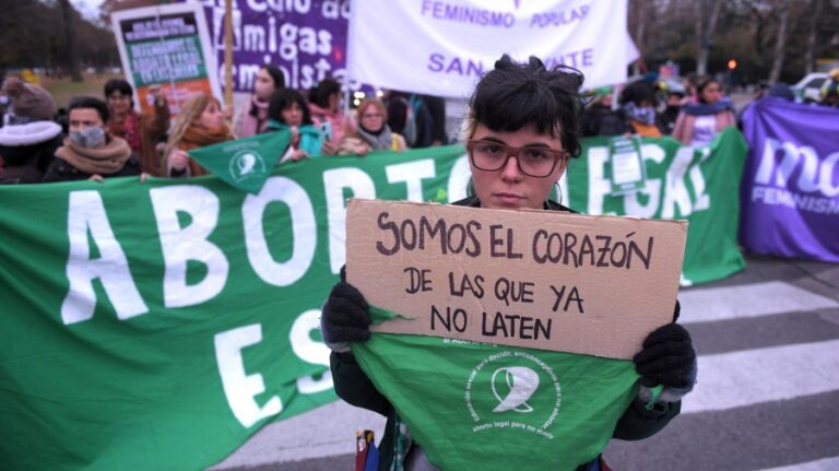 «Pañuelazo verde» frente a embajada de EEUU para repudiar el fallo contra el aborto