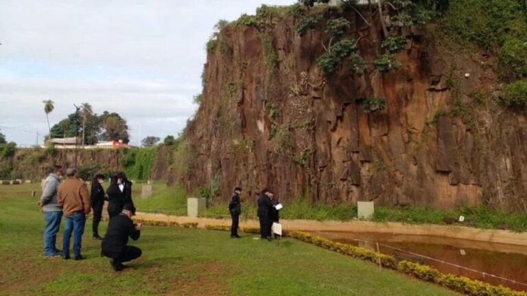 Posadas | Según las pericias, la mujer habría sido empujada por su pareja de la Cascada Artificial de la Costanera￼