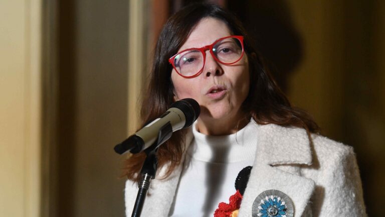 Batakis dará una conferencia de prensa y se esperan anuncios