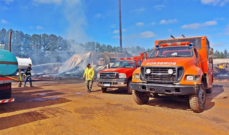 Millonarias pérdidas por incendio en aserradero