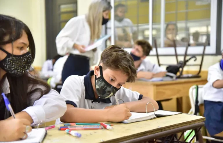 El barbijo deja de ser obligatorio en escuelas desde la próxima semana