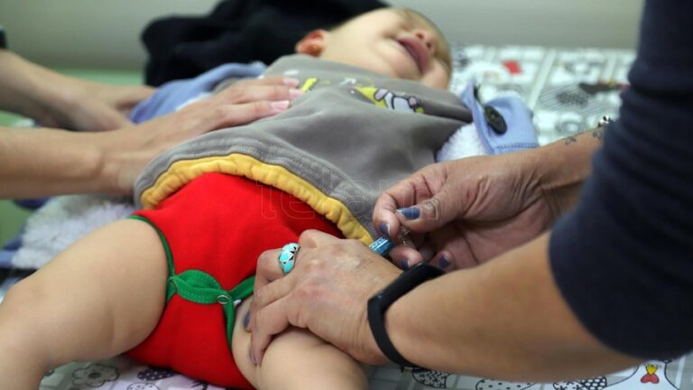 Comenzó la vacunación anticovid en niños de entre 6 meses y 3 años en el país