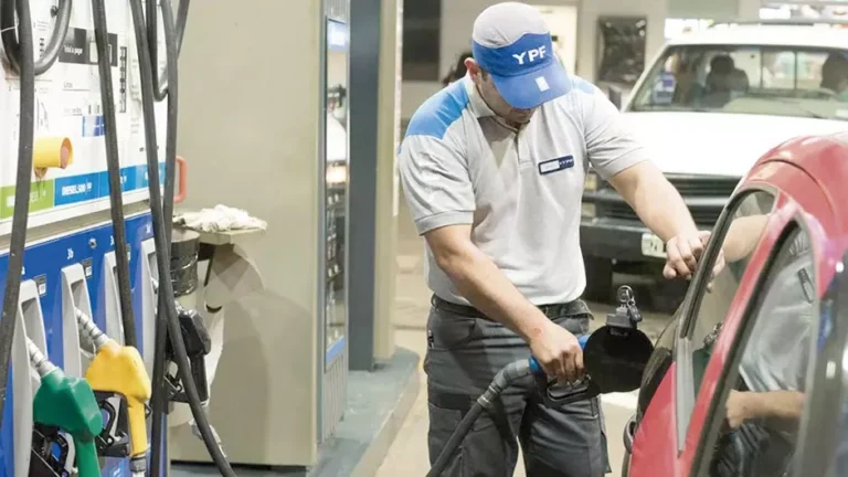 Estiman que YPF subiría un 10% el precio de sus combustibles este mes