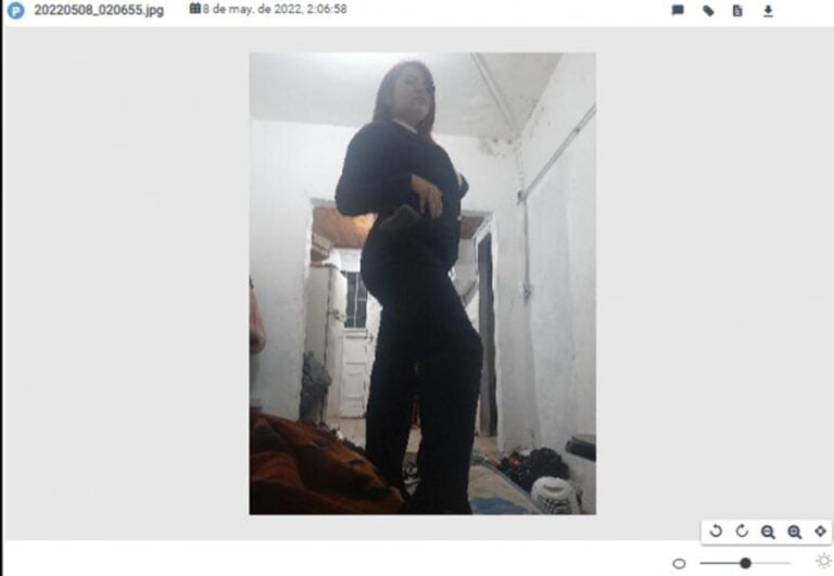 Las fotos de Sabag Montiel y su novia posando con el arma usada en el ataque
