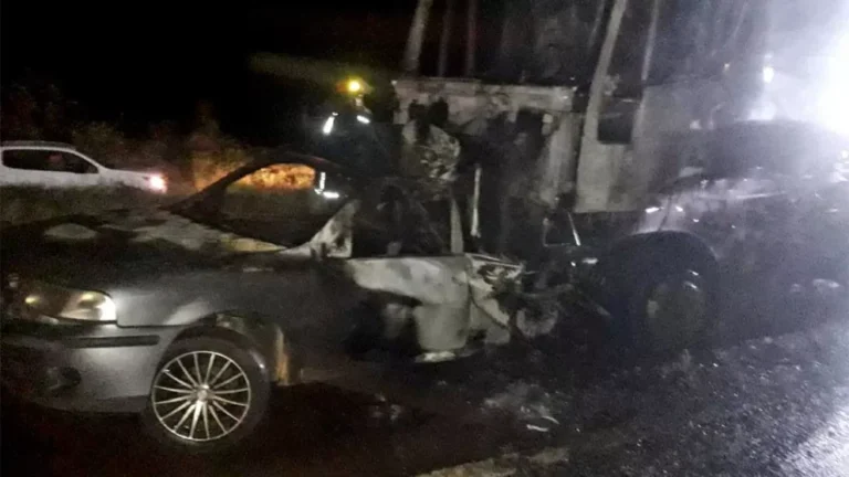 Niño de 5 años murió atrapado en un auto en llamas tras un choque