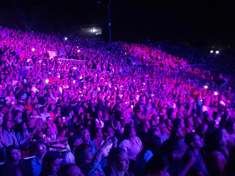 Con mucha emoción y un sinfín de canciones, Abel Pintos deslumbró a miles de personas con su show en Posadas