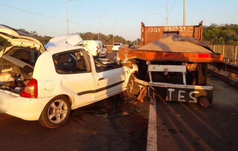 Un automóvil impactó contra un camión que se encontraba estacionado en el puente sobre el arroyo Garupá