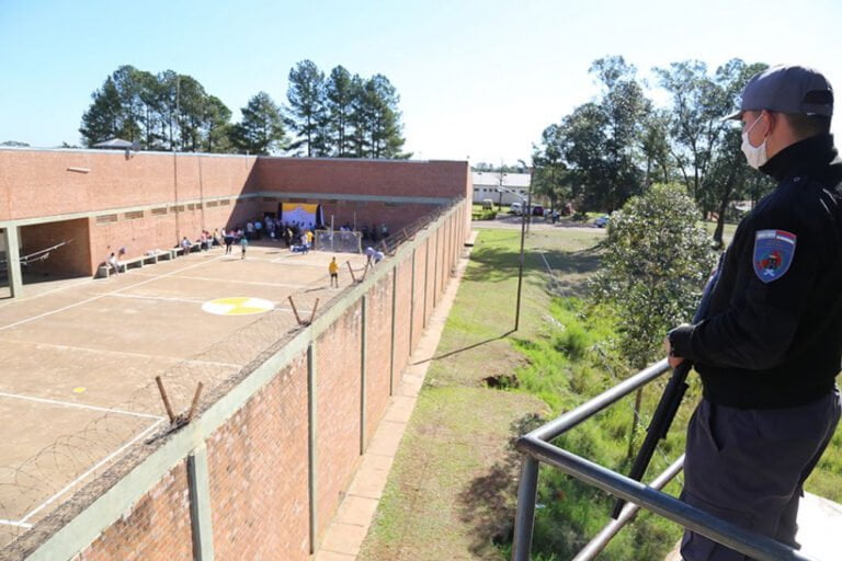 Detienen a guardiacárcel tras ser denunciado por abusar de su hijastra