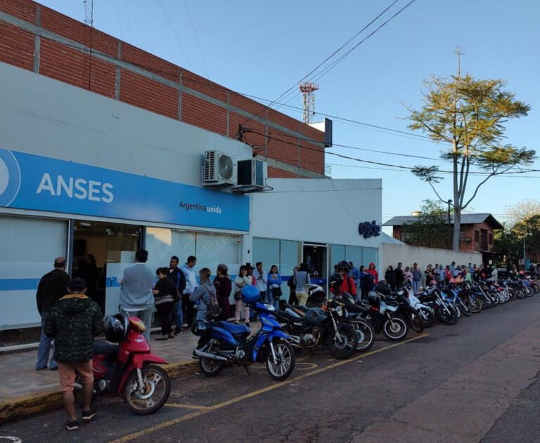 Largas filas en la oficina de Anses tras la apertura de la inscripción para el bono de $45.000