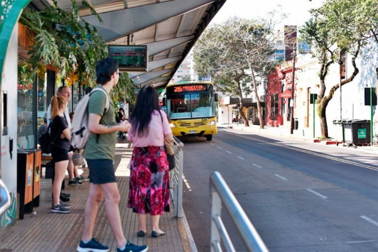 Tras acuerdo salarial, se evitó el paro de colectivos y habrá servicios