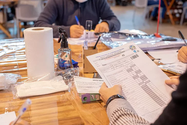 El escrutinio resolverá intendencias en Candelaria, Garupá y Santa Ana