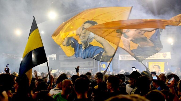 Banderazo de hinchas de Boca en apoyo a Riquelme tras la suspensión de las elecciones