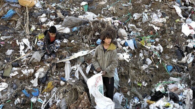 La pobreza del tercer trimestre fue de 44,7% y entre niños y adolescentes llegó al 62,9%