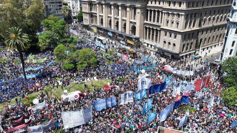 La CGT y organizaciones sociales protestaron en Tribunales contra el DNU de Milei