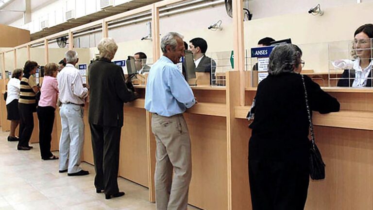 Los cambios en la ley Bases propone que los jubilados tengan aumentos por la inflacin mensual a partir de abril