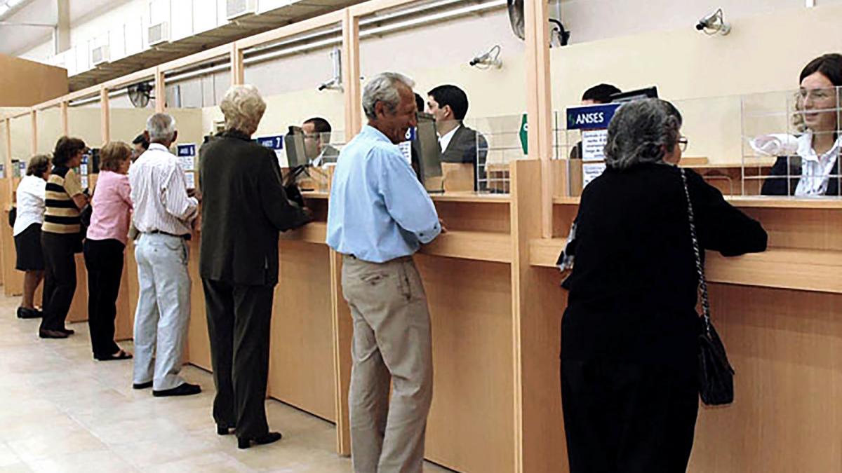 Los cambios en la ley Bases propone que los jubilados tengan aumentos por la inflacin mensual a partir de abril