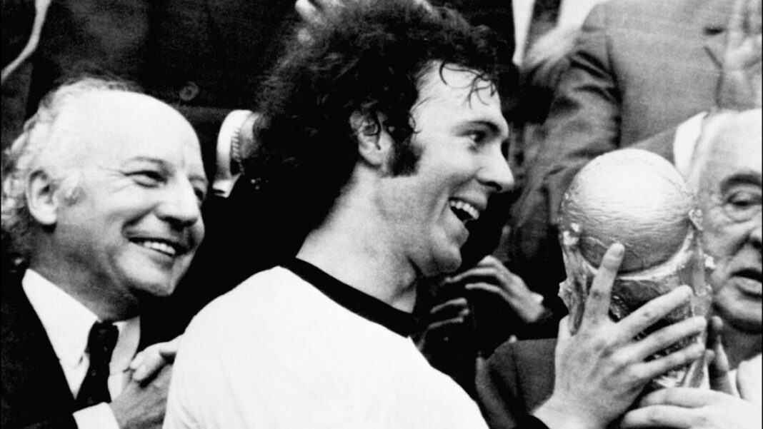 Beckenbauer con la copa del mundo 1974 Foto AFP Beckenbauer con la copa del mundo 1974 Foto AFP