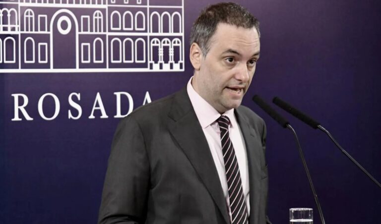 Adorni Amenaza sobre la suba del dólar: “Es una muestra gratis”