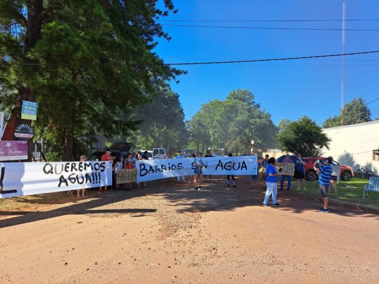 Vecinos del Barrio del Lago de Candelaria Protestan por la Persistente Escasez de Agua