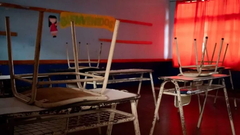 Docentes en asamblea permanente por reclamo salarial