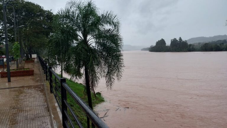 Al menos 30 familias evacuadas en El Soberbio por crecida del río Uruguay