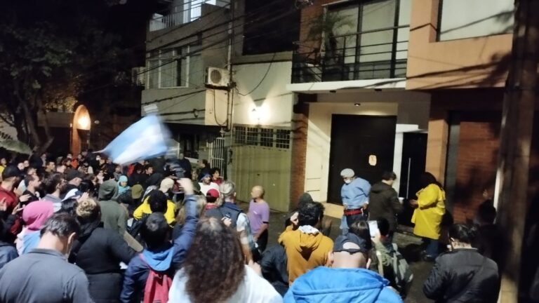La protesta se trasladó a la casa del Gobernador y hubo represión