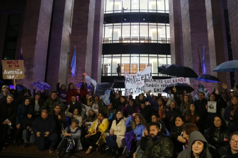 Docentes marcharon por el centro y reclaman frente a la legislatura