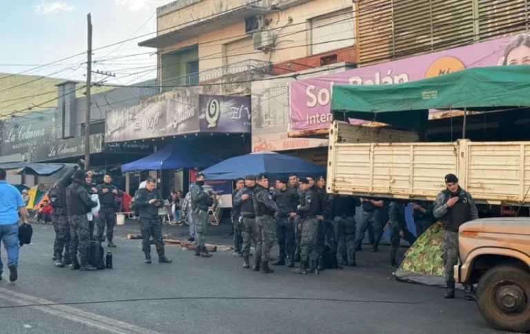 Comenzó el sexto día de acampe sobre avenida Uruguay: se sumó el GIR