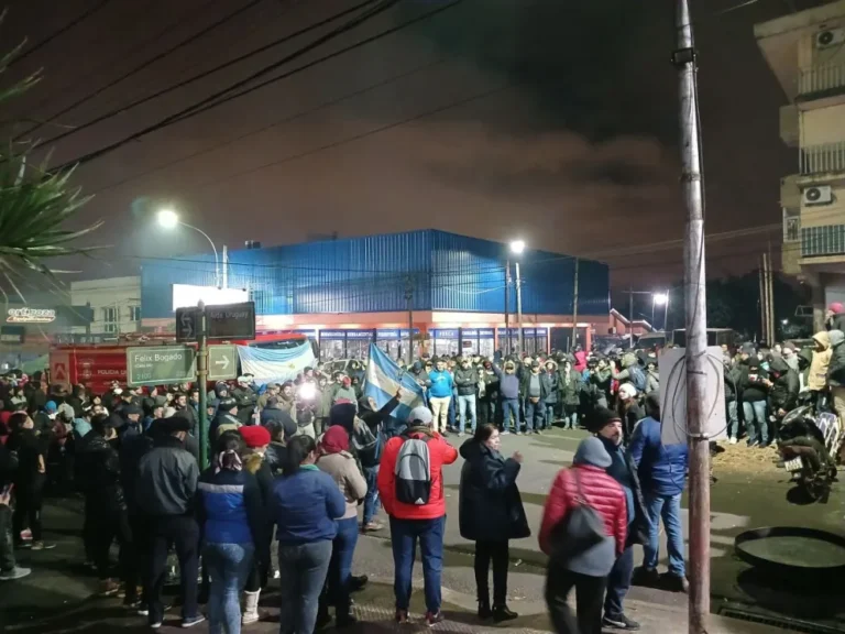 Hubo acuerdo y se levanta el acampe de los policías en la avenida Uruguay
