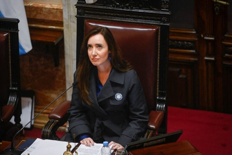 Pasajes, viáticos y custodia policial: Villarruel abre la billetera para los amigos