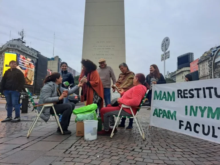 Yerbateros misioneros hicieron una mateada de protesta en el Obelisco para contar la crisis del sector