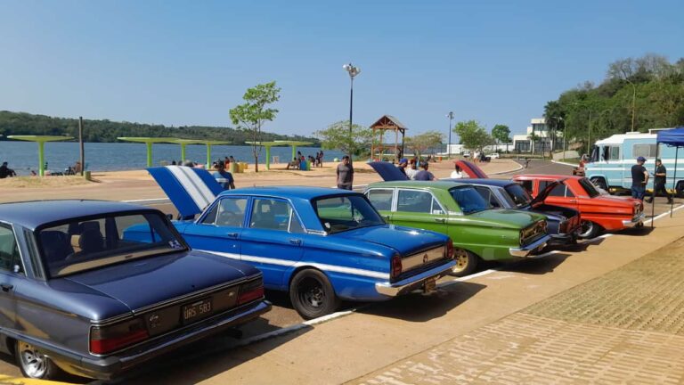 Encuentro de Autos Clásicos en Playa Sarandí: Un Éxito Total con Más de 50 Vehículos Expuestos