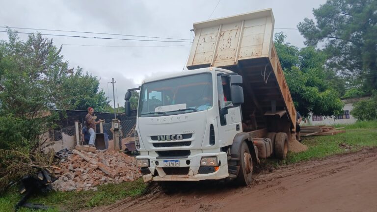 Candelaria solidaria: el municipio asiste a familia afectada por incendio en el Barrio 20 de Junio