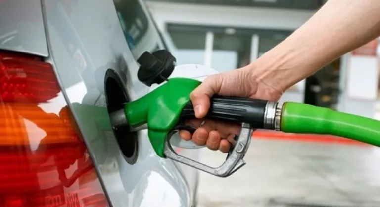 YPF anuncia una baja del 4% en los precios de la nafta y el gasoil a partir de mañana