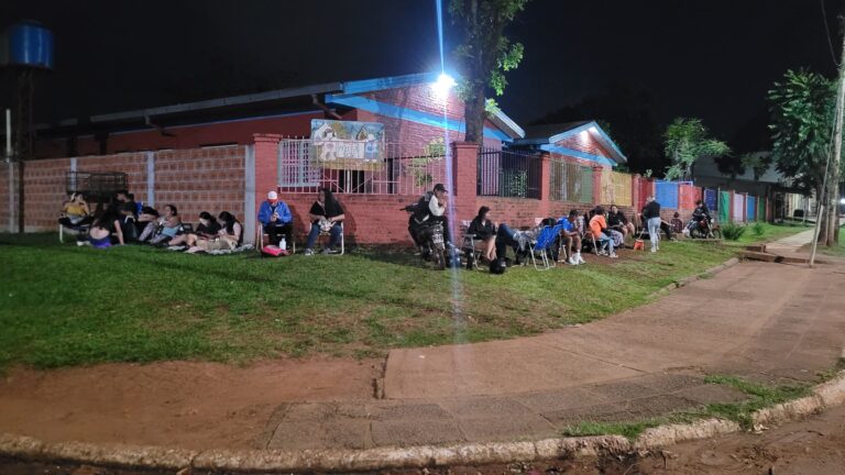 Largas filas por la inscripción al Jardín del NENI 2068 en la Escuela 285 de Candelaria